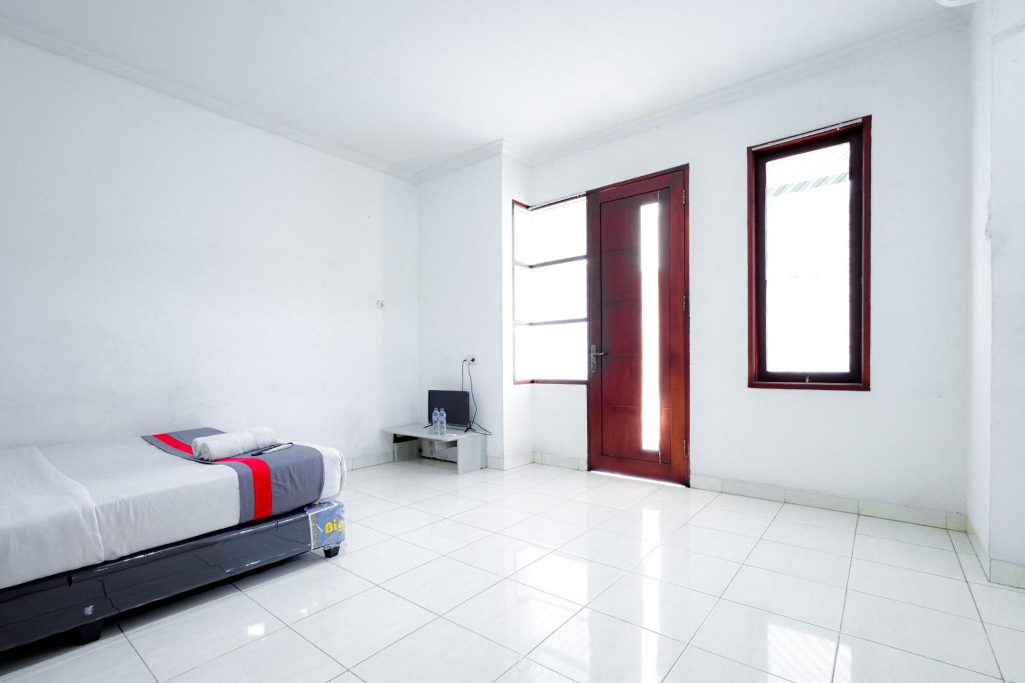 J&B Rooms Tomang Jakarta Mitra Reddoorz Extérieur photo
