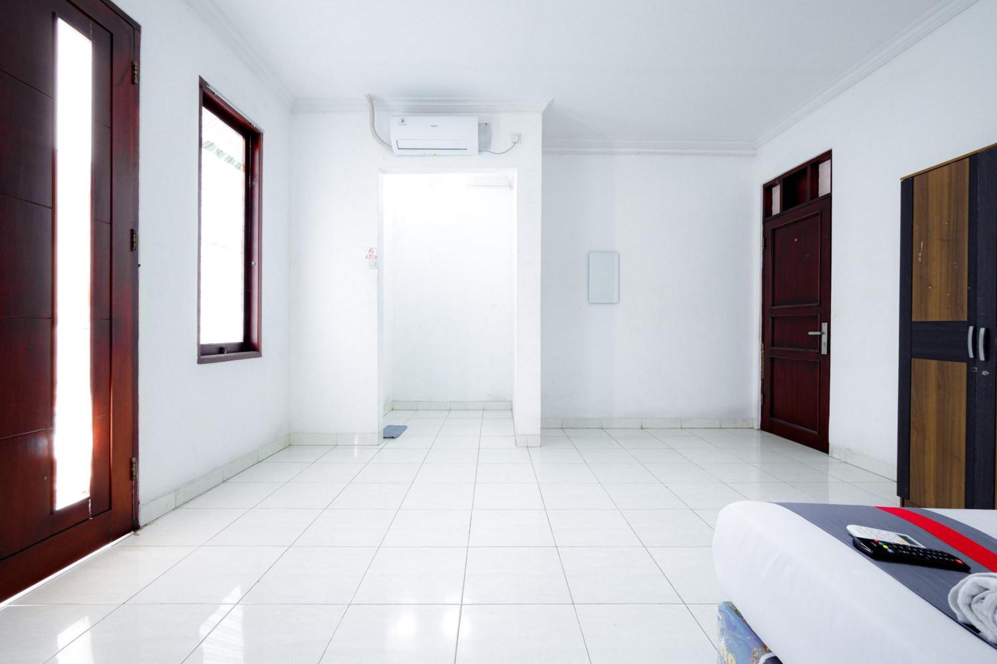 J&B Rooms Tomang Jakarta Mitra Reddoorz Extérieur photo