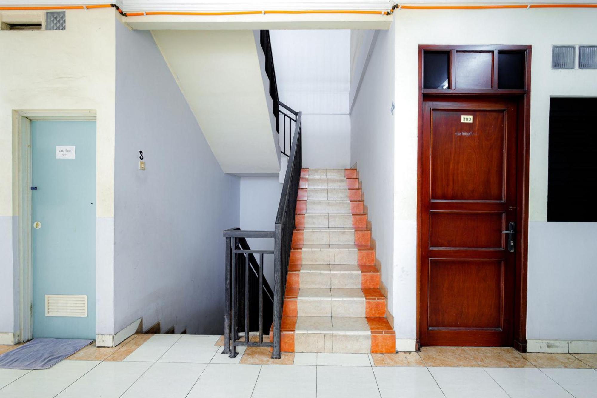 J&B Rooms Tomang Jakarta Mitra Reddoorz Extérieur photo