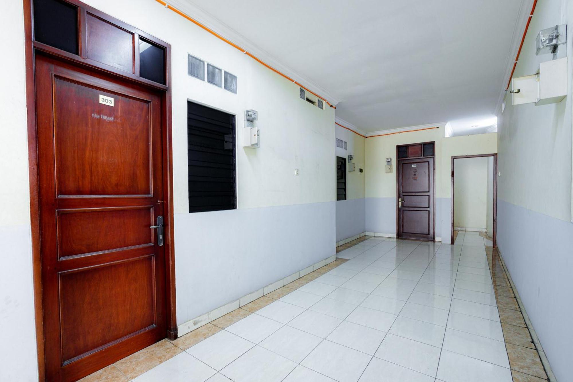 J&B Rooms Tomang Jakarta Mitra Reddoorz Extérieur photo