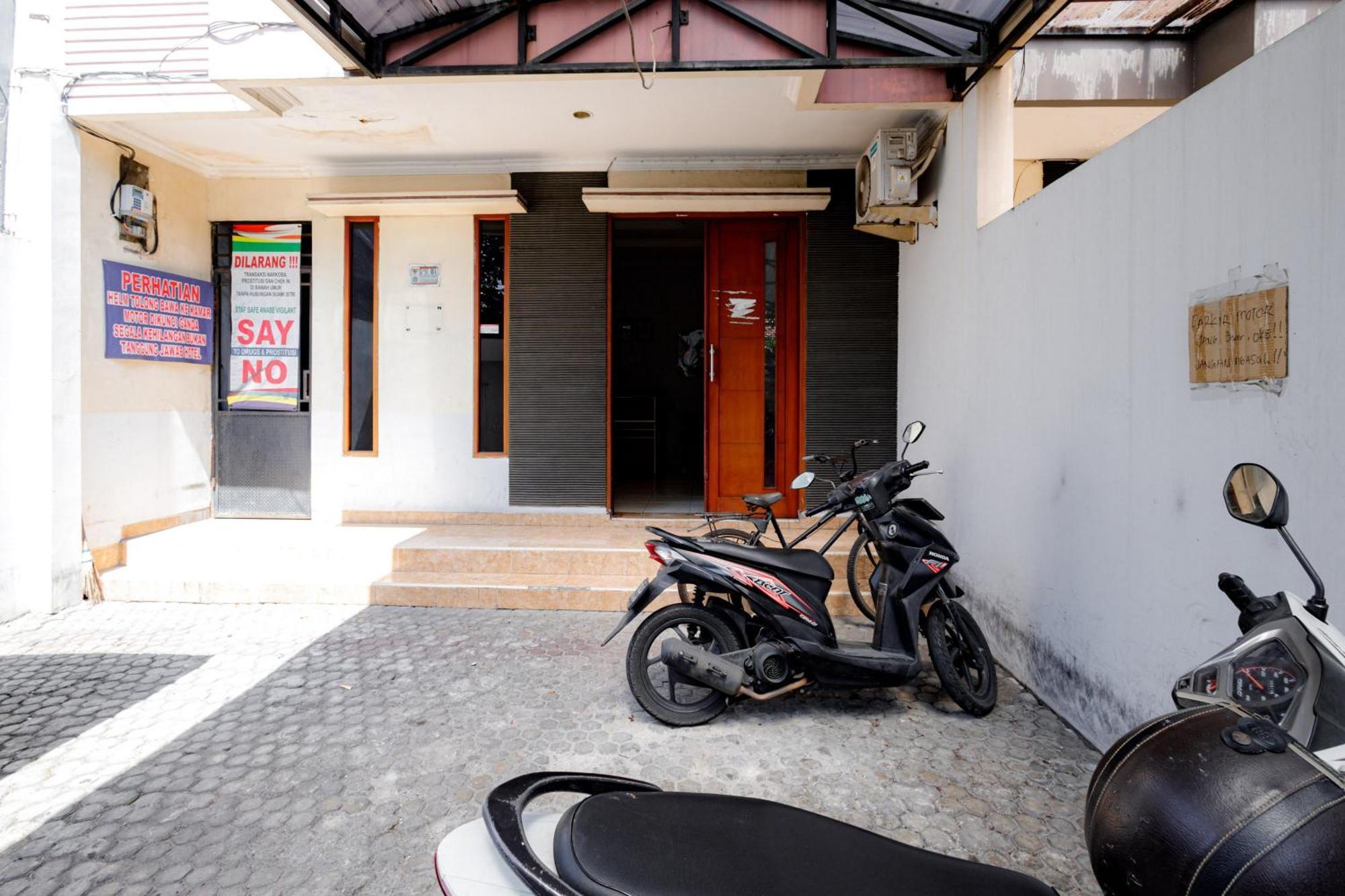 J&B Rooms Tomang Jakarta Mitra Reddoorz Extérieur photo